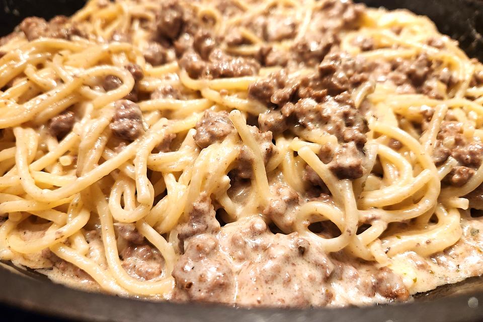 Creamy Ground Beef Alfredo Pasta